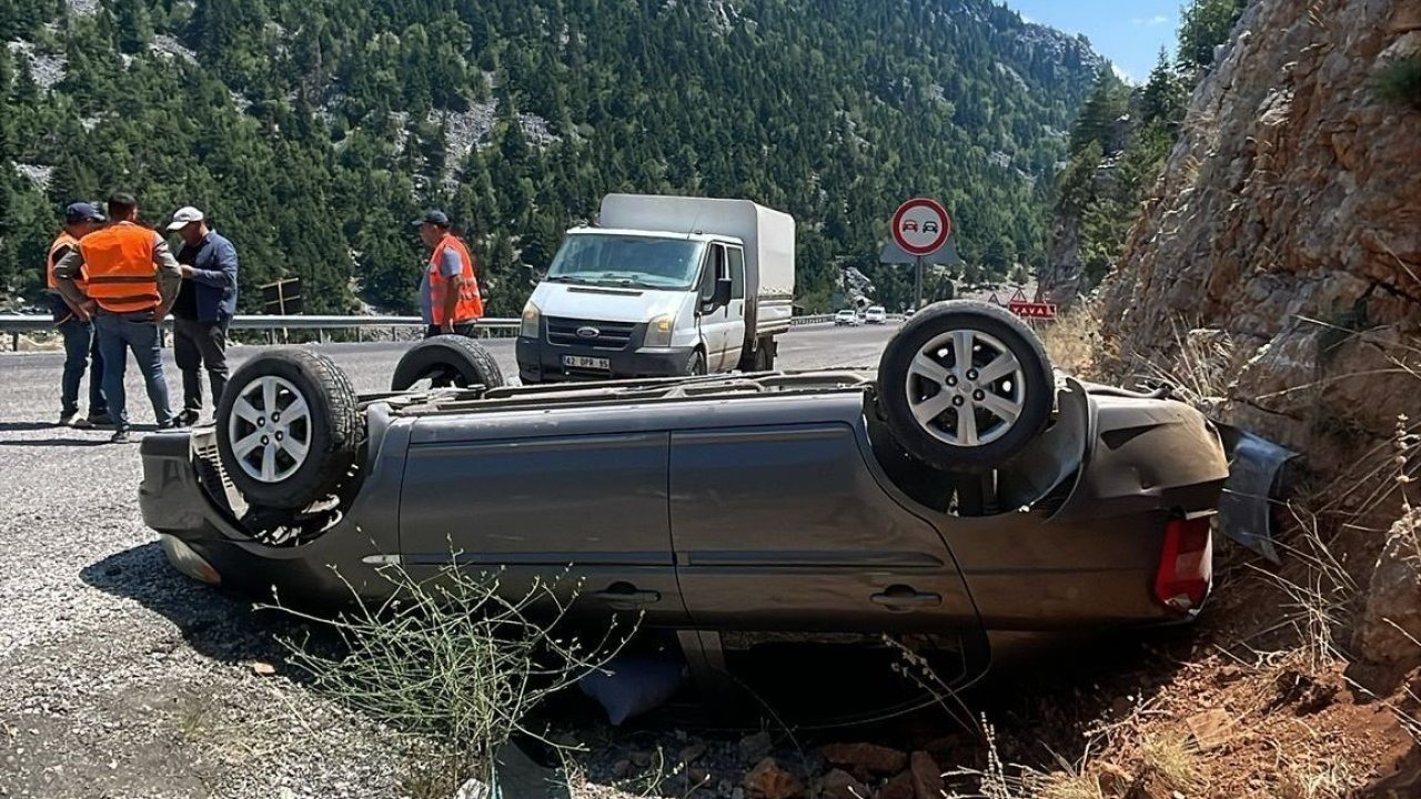 Akseki’de otomobil yoldan çıkıp takla attı: 2 yaralı