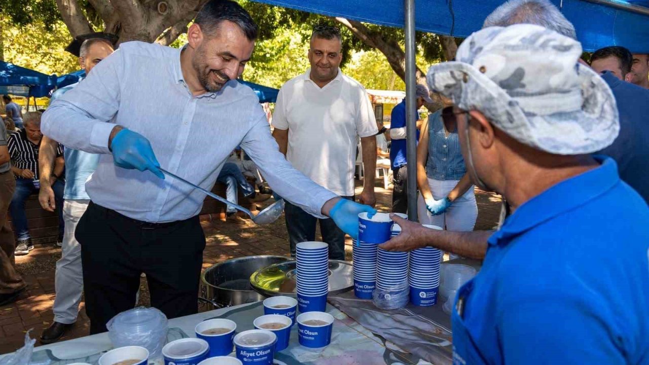 Manavgat’ta vatandaşlara aşure ikram edildi