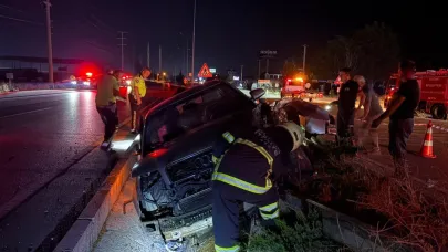 Otomobil refüjdeki direğe çarptı: 2 yaralı