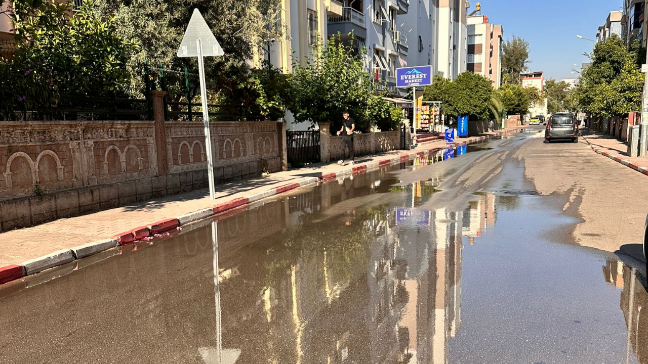 Muratpaşa Yenigün Mahallesi’nde Su Borusu Patladı