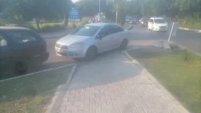 Konyaaltı Sahili’nde kaldırımlar araçlarla dolu