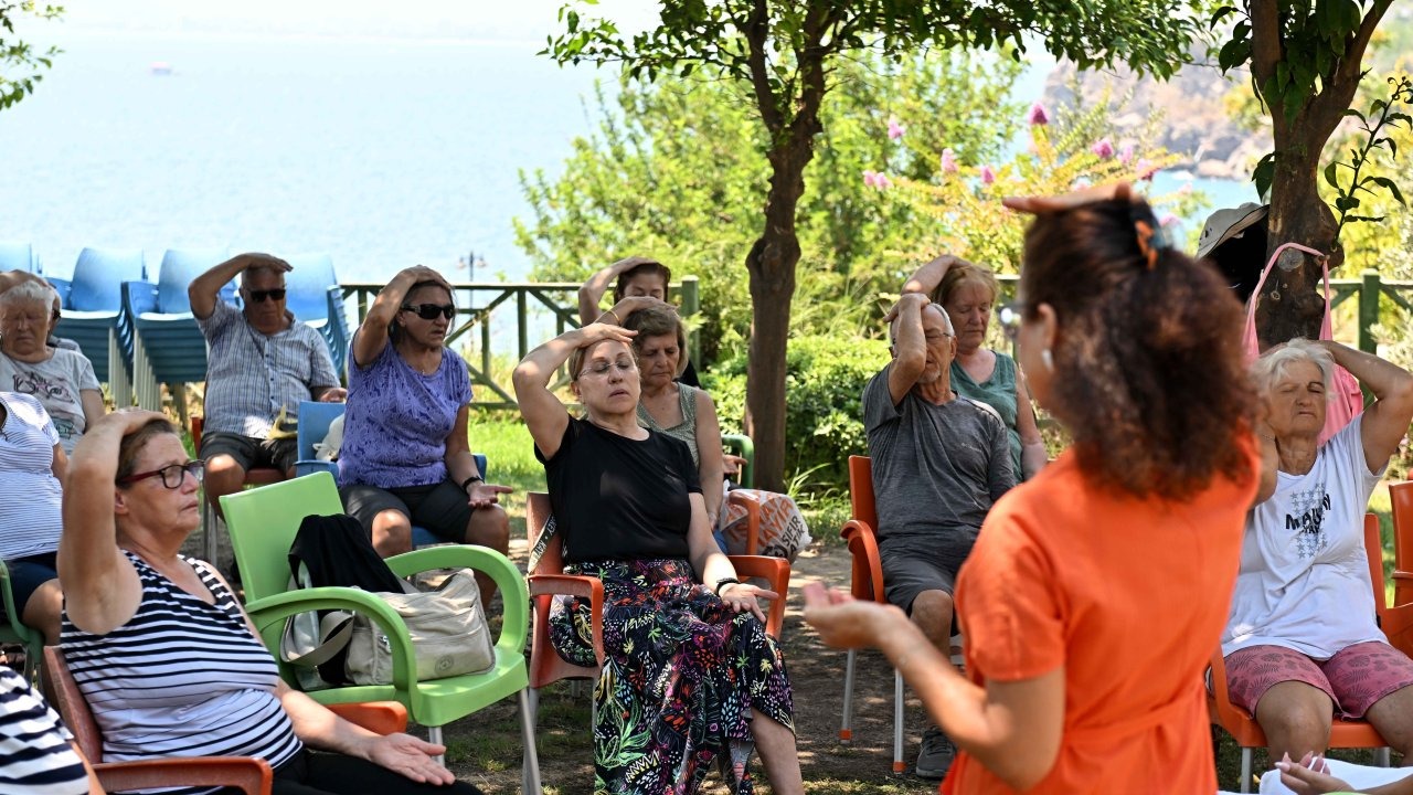 Yaşlı Evi'nde yoga ve meditasyon