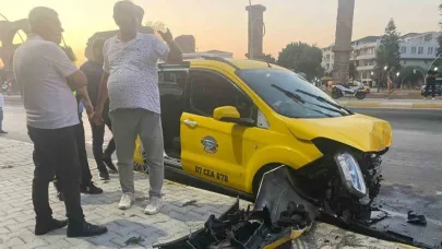Antalya’da ticari taksi ile otomobil çarpıştı: 5’i turist 7 yaralı