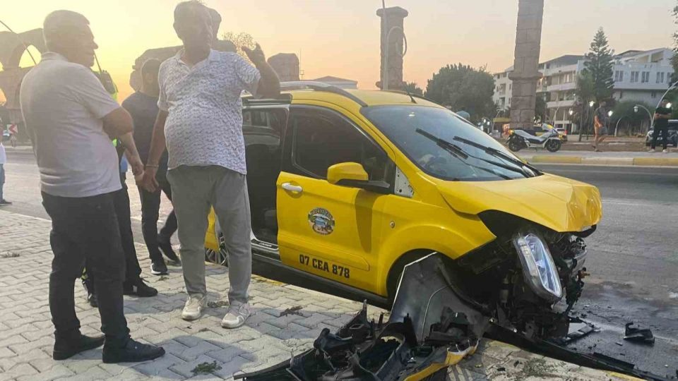 Antalya’da ticari taksi ile otomobil çarpıştı: 5’i turist 7 yaralı