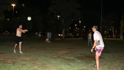 Gündüz dışarıya çıkamayanlar, akşam serinleyen havayla sahile akın etti