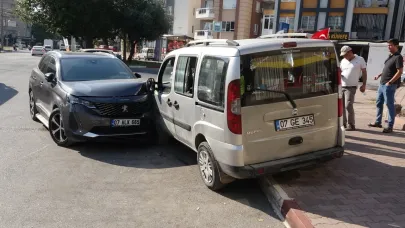 Kızını markete bıraktıktan 3 dakika sonra otomobiline çarptılar