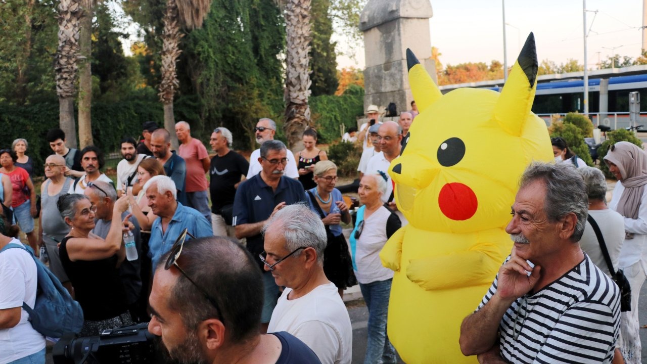 Müze önünde Pikaçu'lu eylem