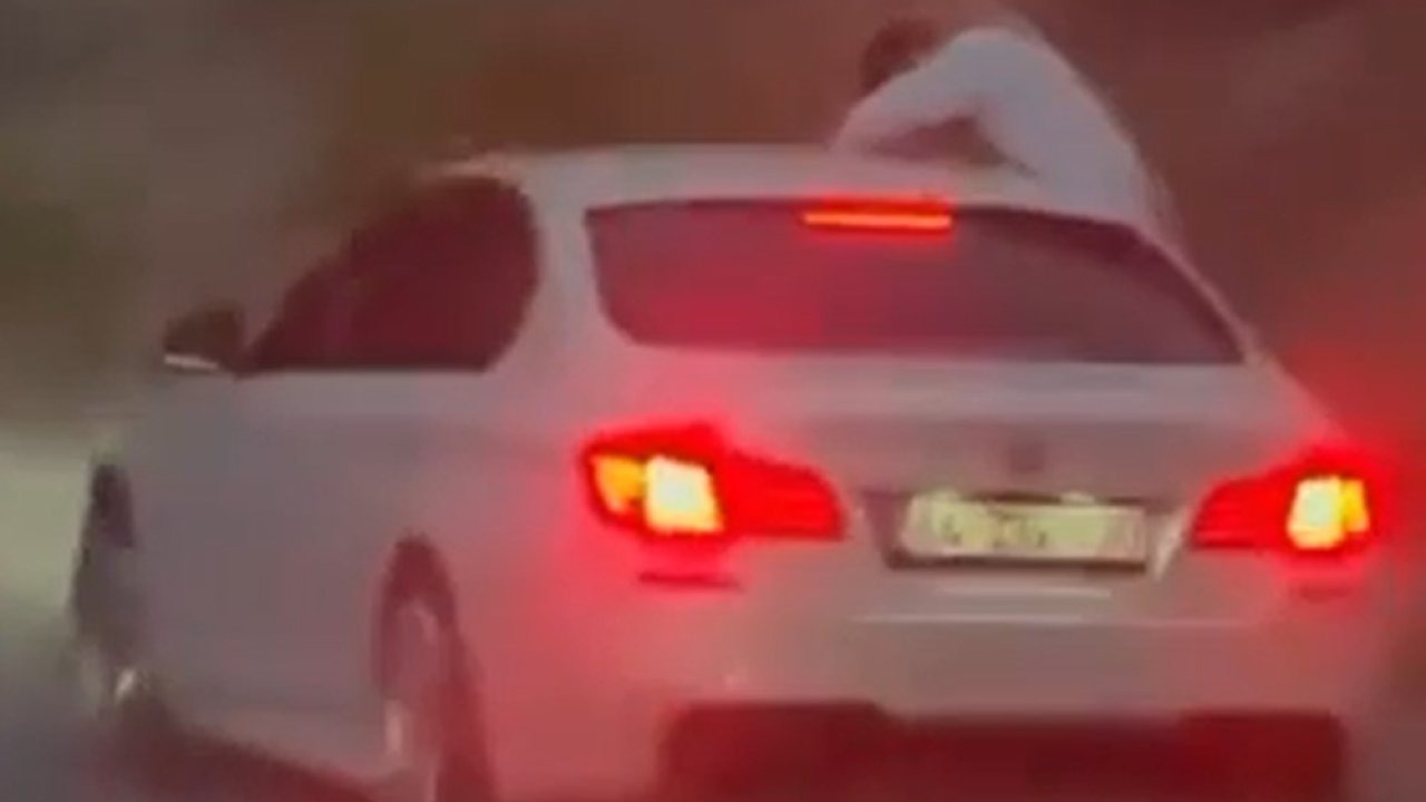 Trafikte camdan sarktı, sigara izmaritini yola attı