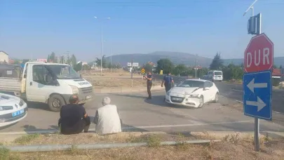 Isparta’da kamyonet ile otomobil çarpıştı: 1 yaralı
