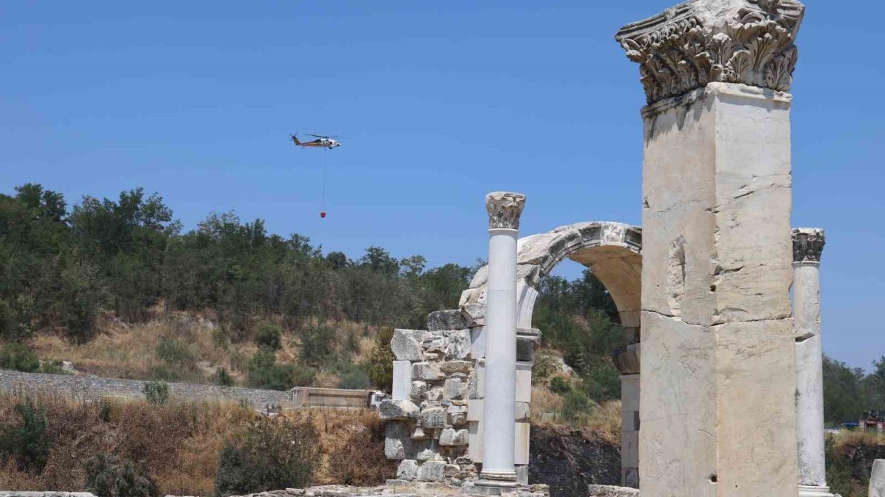Muğla Stratonikia Antik Kenti’ni etkileyen zirai alan yangını kontrol altına alındı