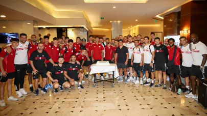 Antalyaspor’dan Veysel Sarı’ya sürpriz doğum günü kutlaması