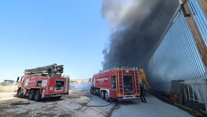 Fabrika bahçesinde yangın; 2 işçi dumandan etkilendi