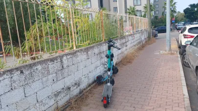 Yol kenarına bırakılan scooterlara çözüm bulunamıyor