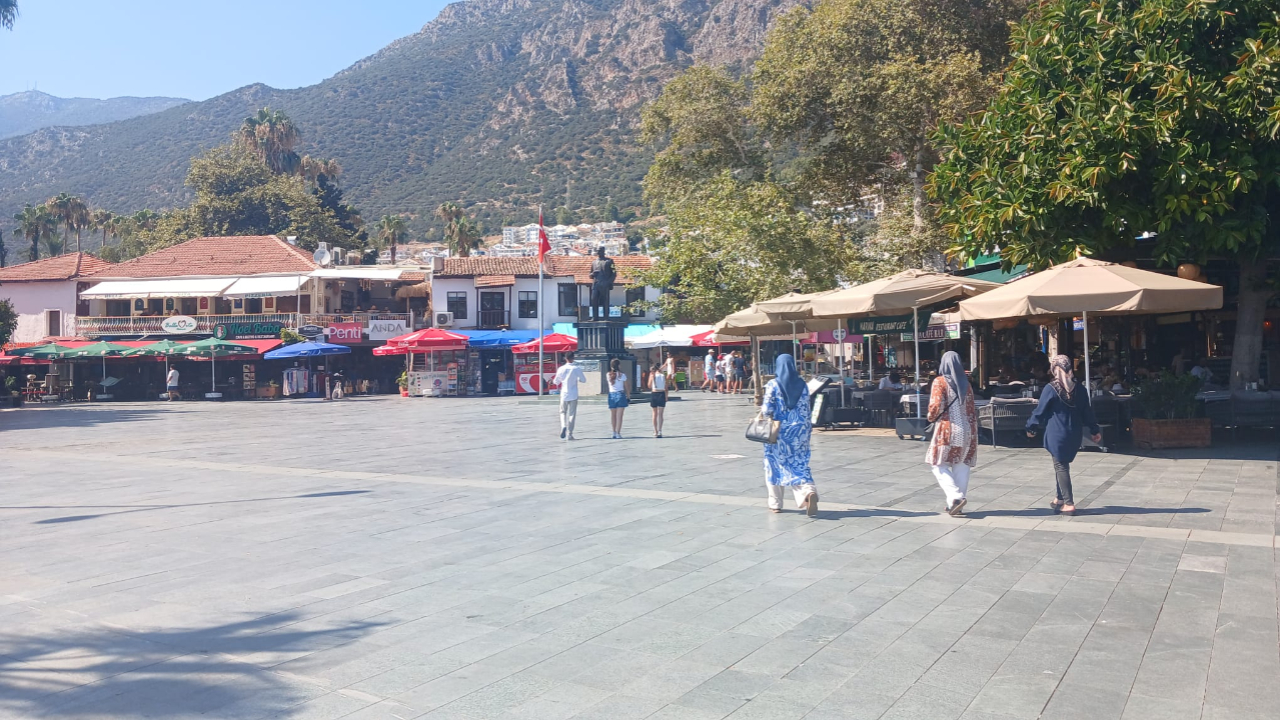 Kaş’ta sokaklar bomboş kaldı!