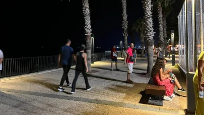 Sıcaktan bunalan Antalyalılar Konyaaltı Sahili’ne akın etti