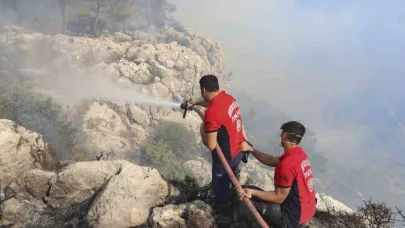 Silifke’deki orman yangınına belediye ekipleri de müdahale etti