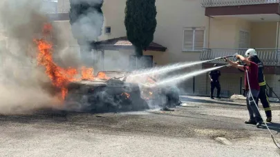 Alanya’da seyir halindeki otomobil alev alev yandı