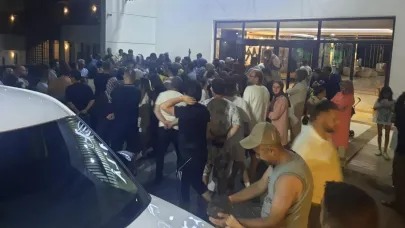 Elektrik kesintisi nedeniyle klimalar çalışmayınca, müşteriler resepsiyona inip tepki gösterdi