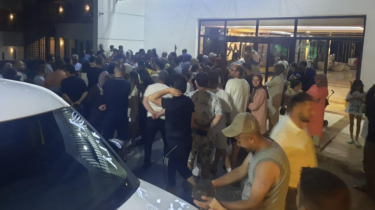 Elektrik kesintisi nedeniyle klimalar çalışmayınca, müşteriler resepsiyona inip tepki gösterdi