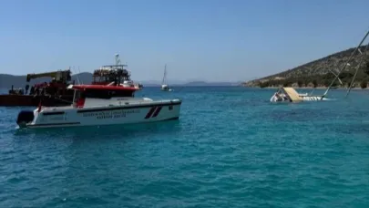 Bodrum'da kayalıklara sürttükten sonra karaya oturan yelkenli için kurtarma çalışması