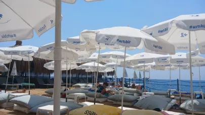 Sıcaktan bunalan Antalyalılar soluğu denizde aldı!