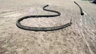 Kirlilikle gündeme gelen sahilde 500 metrelik boru kıyıya vurdu