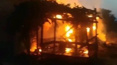Antalya’da alev alev yanan ev kullanılamaz hale geldi