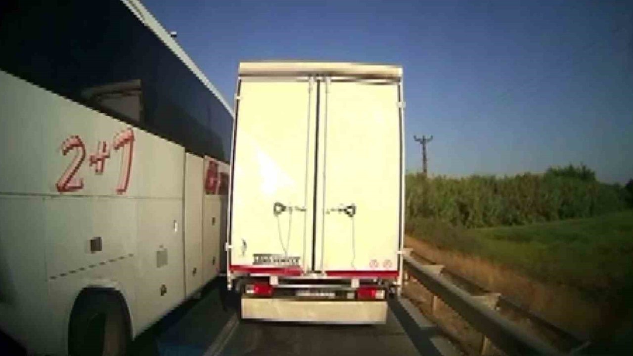 Antalya’da kural tanımayan sürücüler ambulansa geçit vermedi