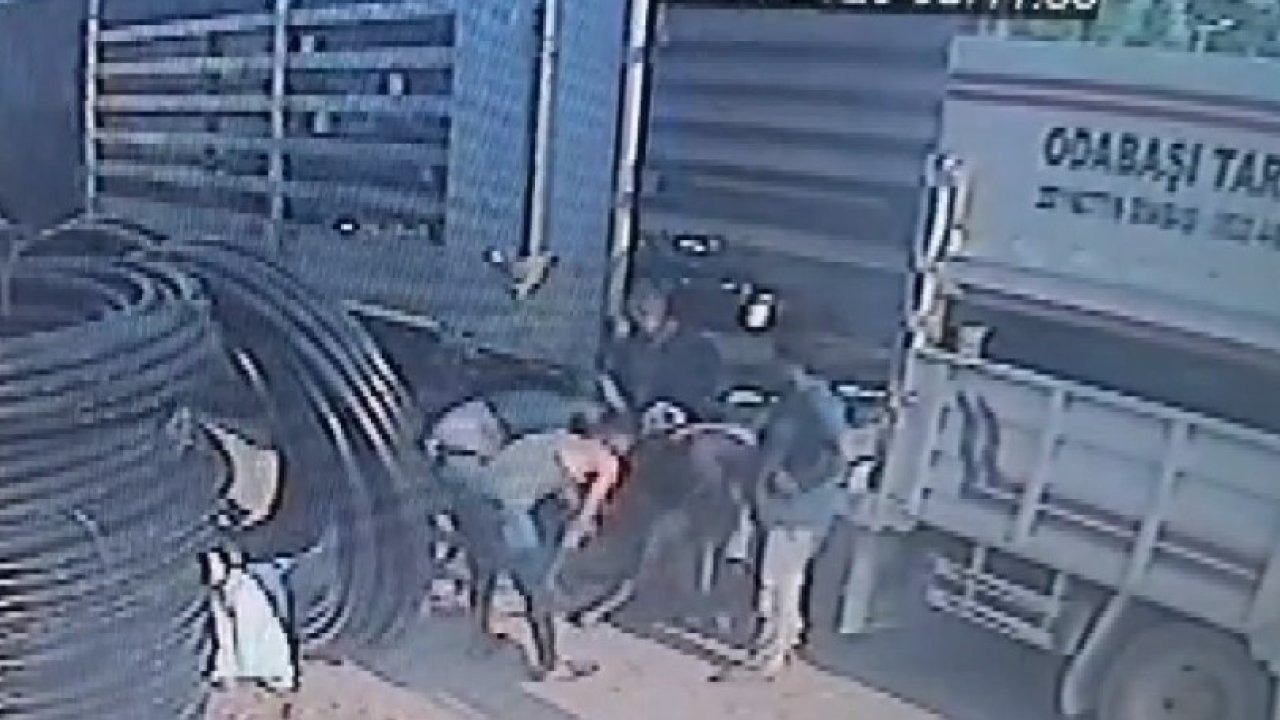 Geri manevra yapan kamyon ile tırın arasında sıkıştı