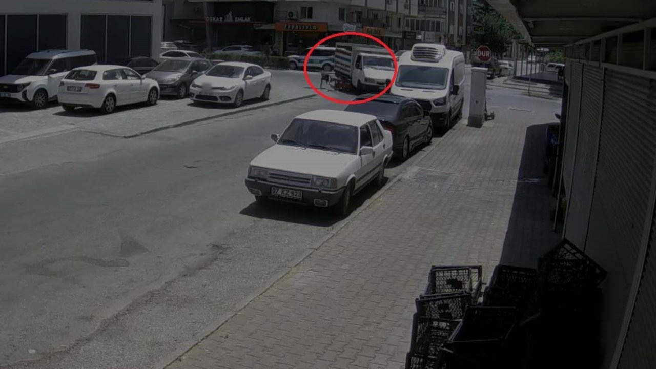Motosikletli, kamyonetin altında kalmaktan son anda kurtuldu