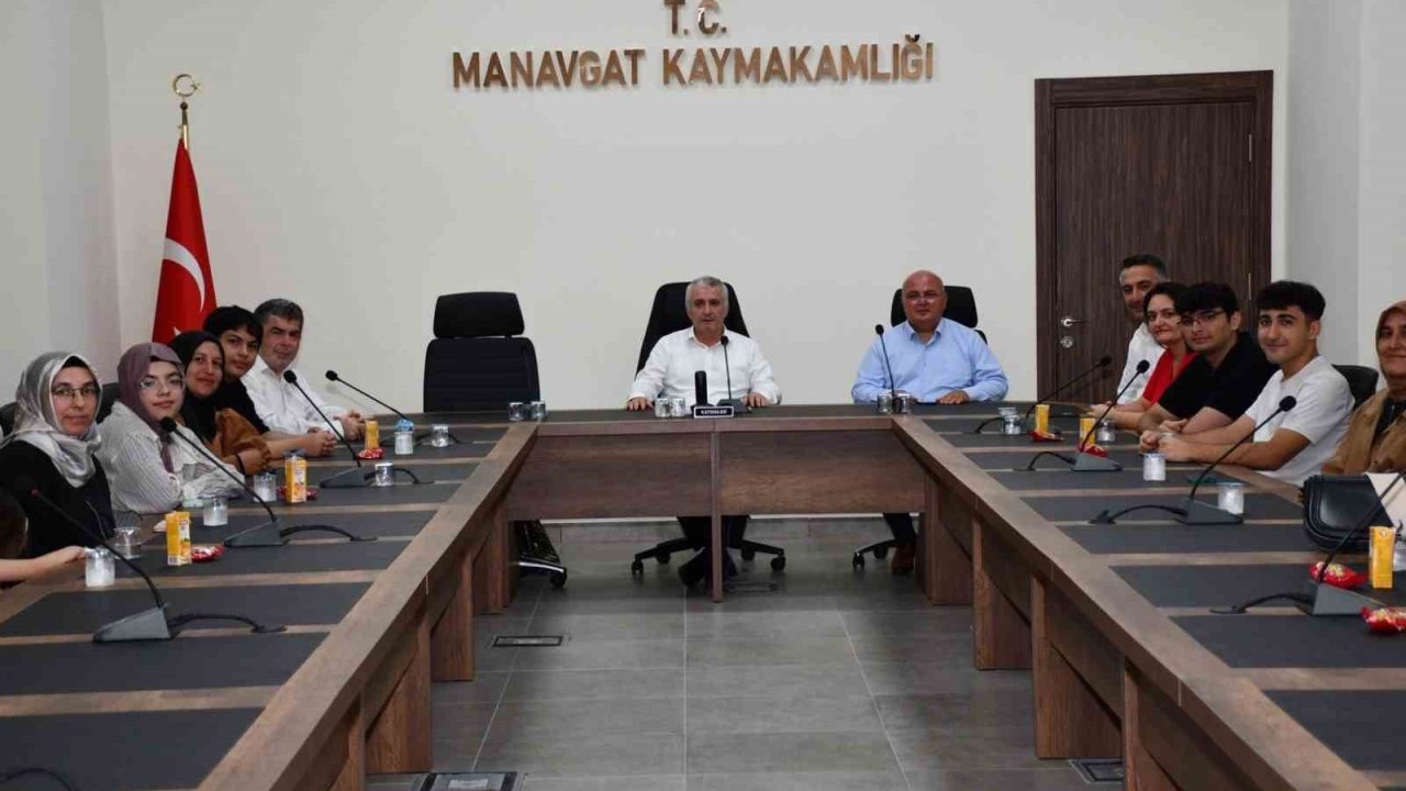 Manavgat’ın başarılı öğrencileri ödüllendirildi