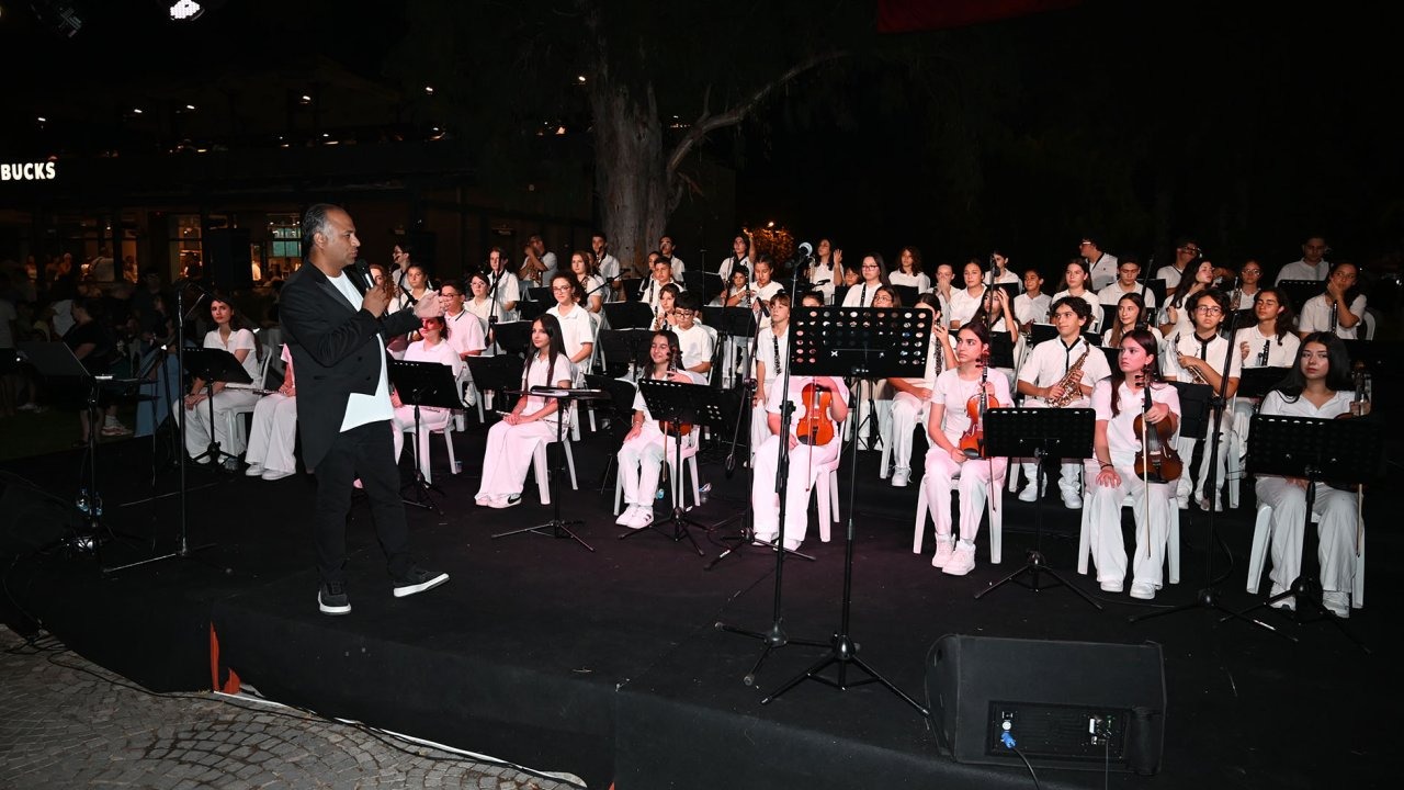 Kemer'de sokak hayvanları yararına konser