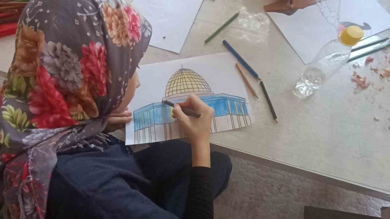 Anamur’da Yaz Kur’an Kursu öğrencilerinden Gazze’ye çizimli destek