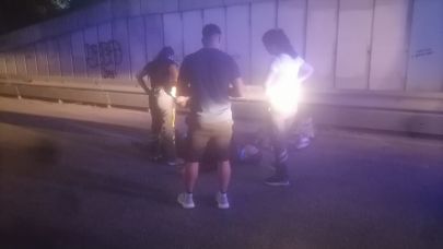 Kaza yapan kurye 80 metre sürüklendi