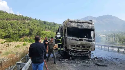 Burdur’da seyir halindeyken alev alan tır küle döndü