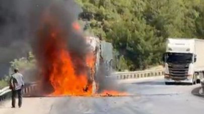 Buğday yüklü TIR yandı