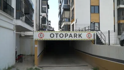Isparta’da sitenin otoparkındaki araçlara zarar veren kişi güvenlik kamerasında