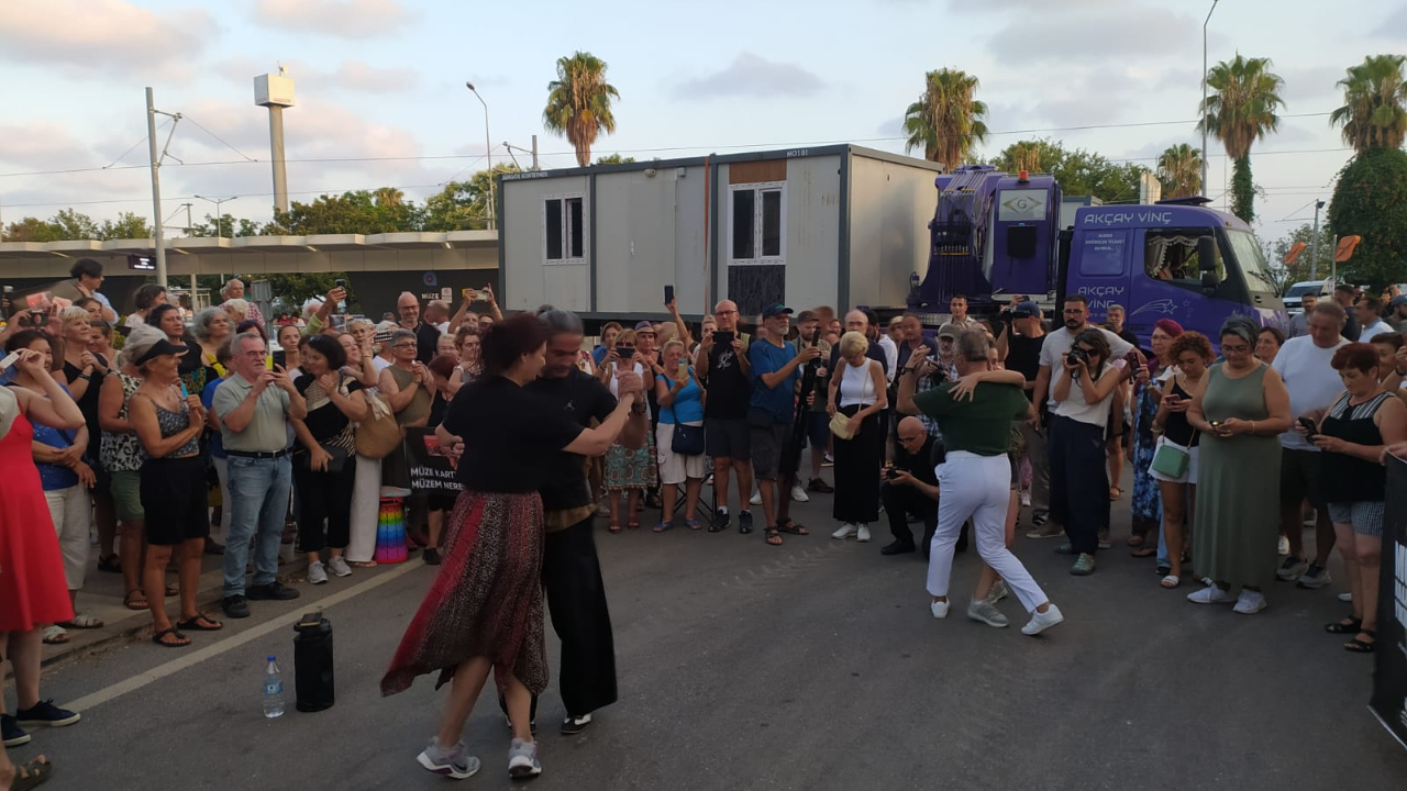 Antalya Arkeoloji Müzesi önünde Tango’lu eylem