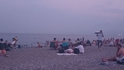 Konyaaltı Sahili'nde akşam yoğunluğu