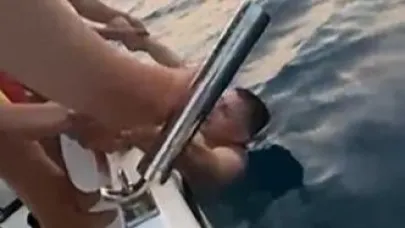 Alanya’da denize açılıp boğulma tehlikesi geçiren Ukraynalı turisti tekneciler kurtardı
