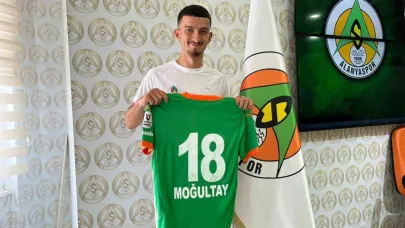 Alanyaspor kadrosuna kattığı 4 oyuncu için imza töreni düzenledi
