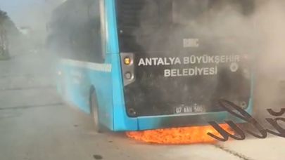 Antalya’da belediye otobüsü alev aldı!