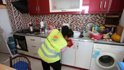 Kepez Belediyesi yürüme zorluğu yaşayan kadının evini temizledi