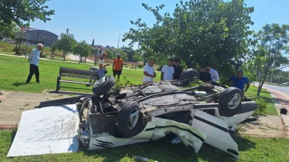 Otomobil ağaca çarpıp ters döndü, sürücü yaralandı