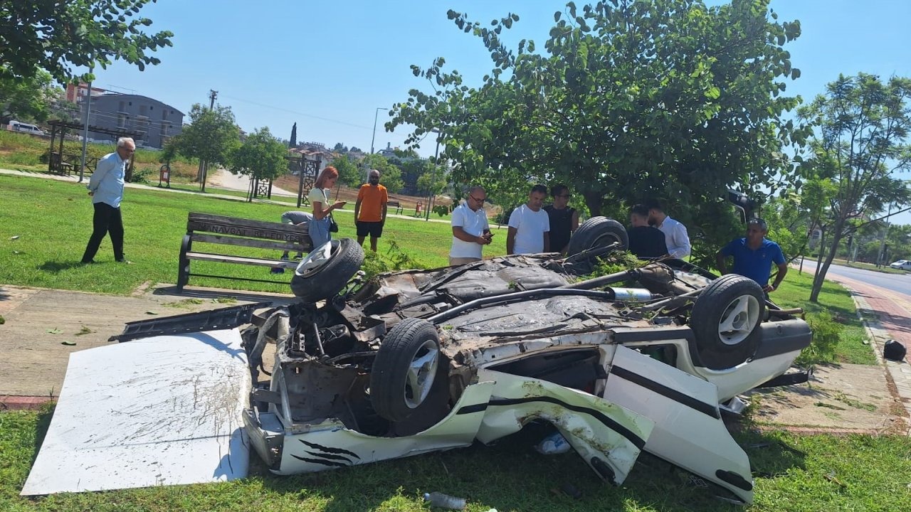 Otomobil ağaca çarpıp ters döndü, sürücü yaralandı