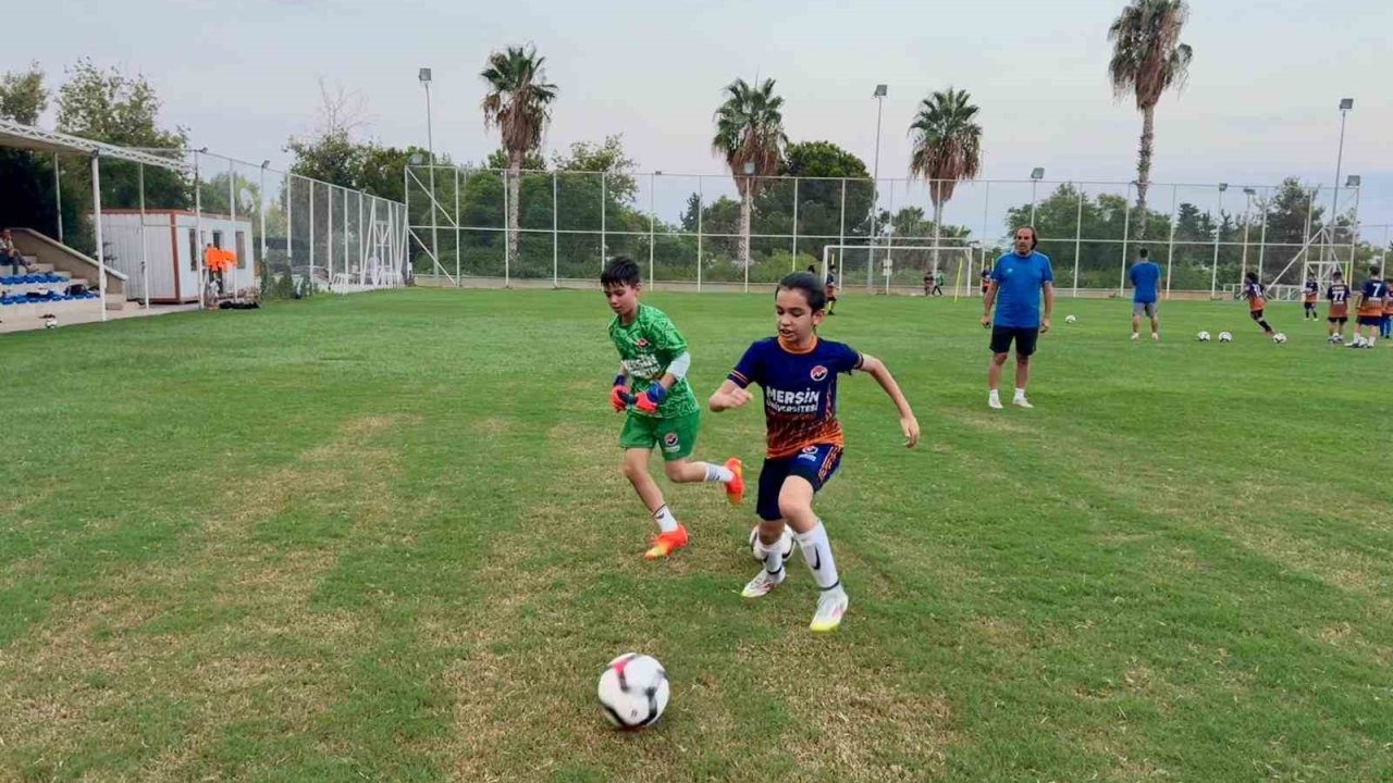 Depremzede Osman, futbol sayesinde yeniden hayata tutundu
