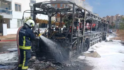 Antalya’da özel halk otobüsü park halindeyken alev alev yandı