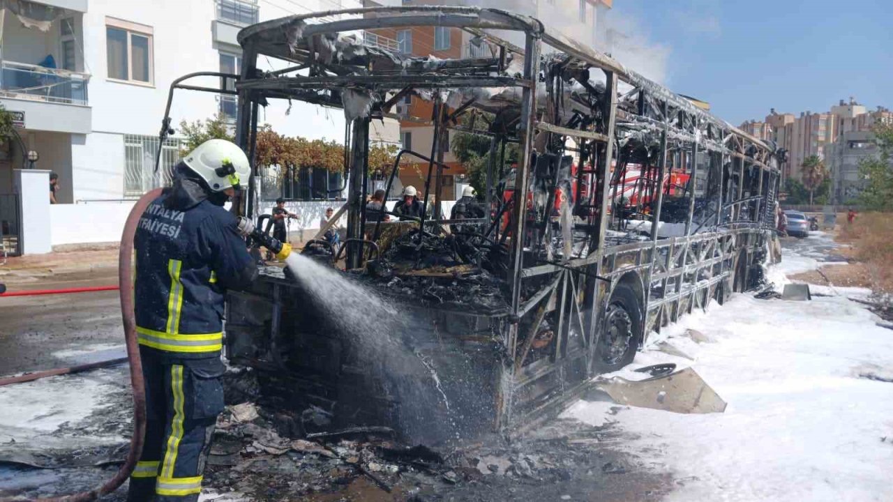 Antalya’da özel halk otobüsü park halindeyken alev alev yandı