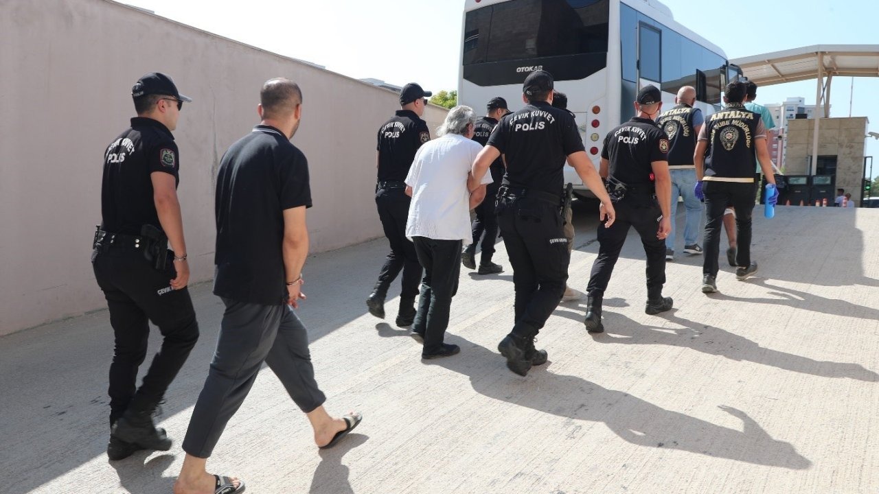 Antalya’da eş zamanlı operasyonda 171 aranan şahıs yakalandı