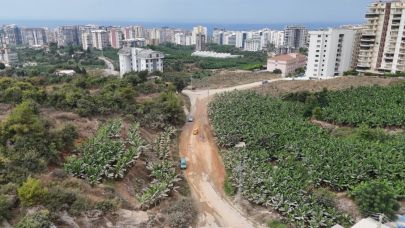Alanya’da yol genişletildi, elektrik direği yolun ortasında kaldı